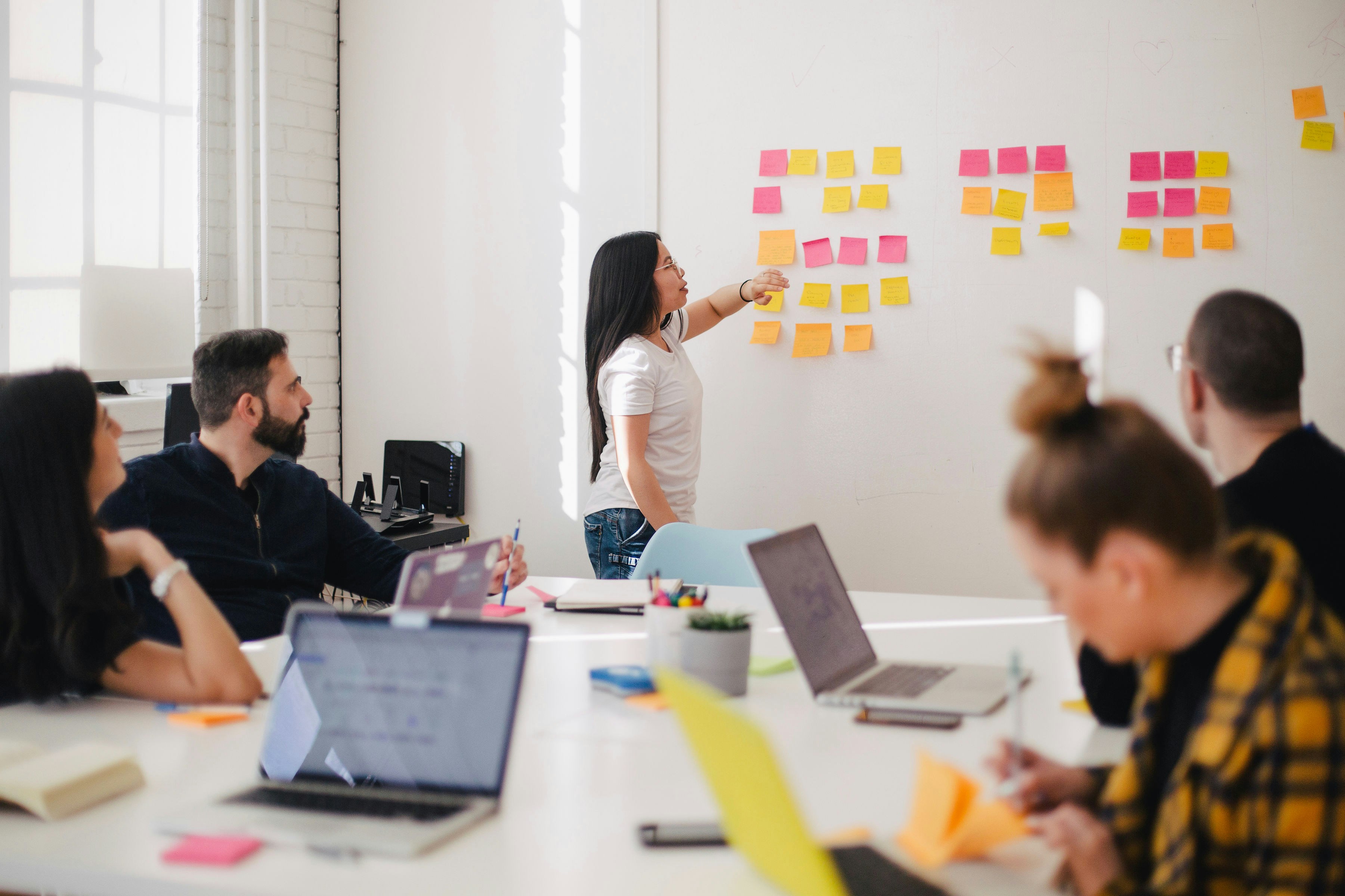 Un formateur certifié animant une formation sur l'idéation et la créativité.