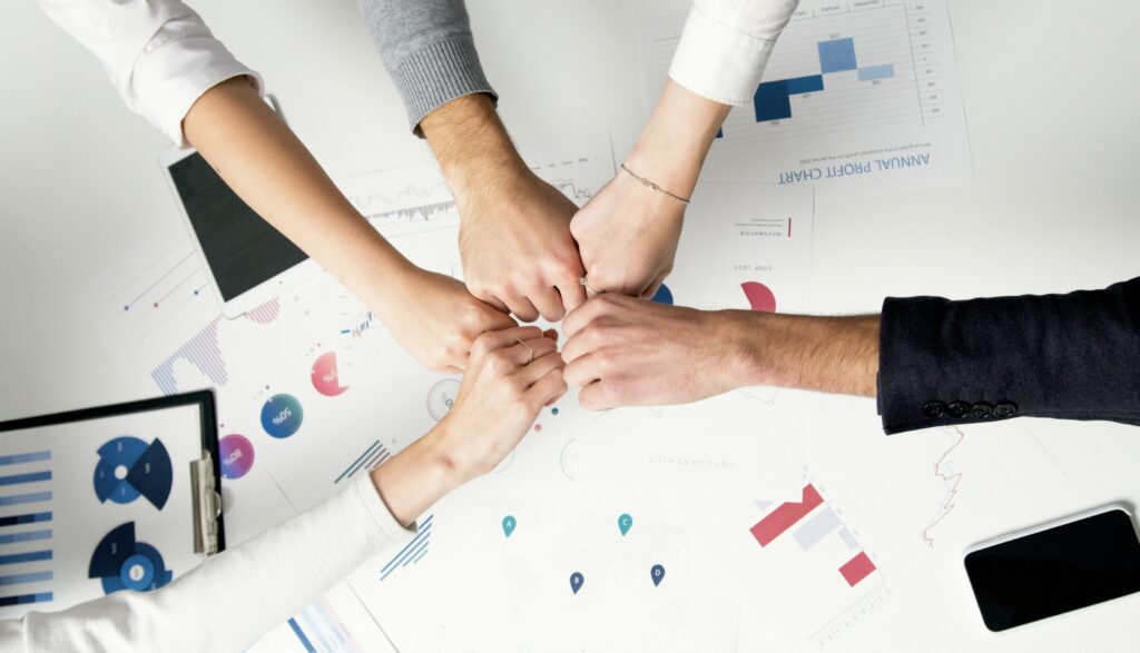 Un formateur certifié animant un module de formation sur le Management RSE.
