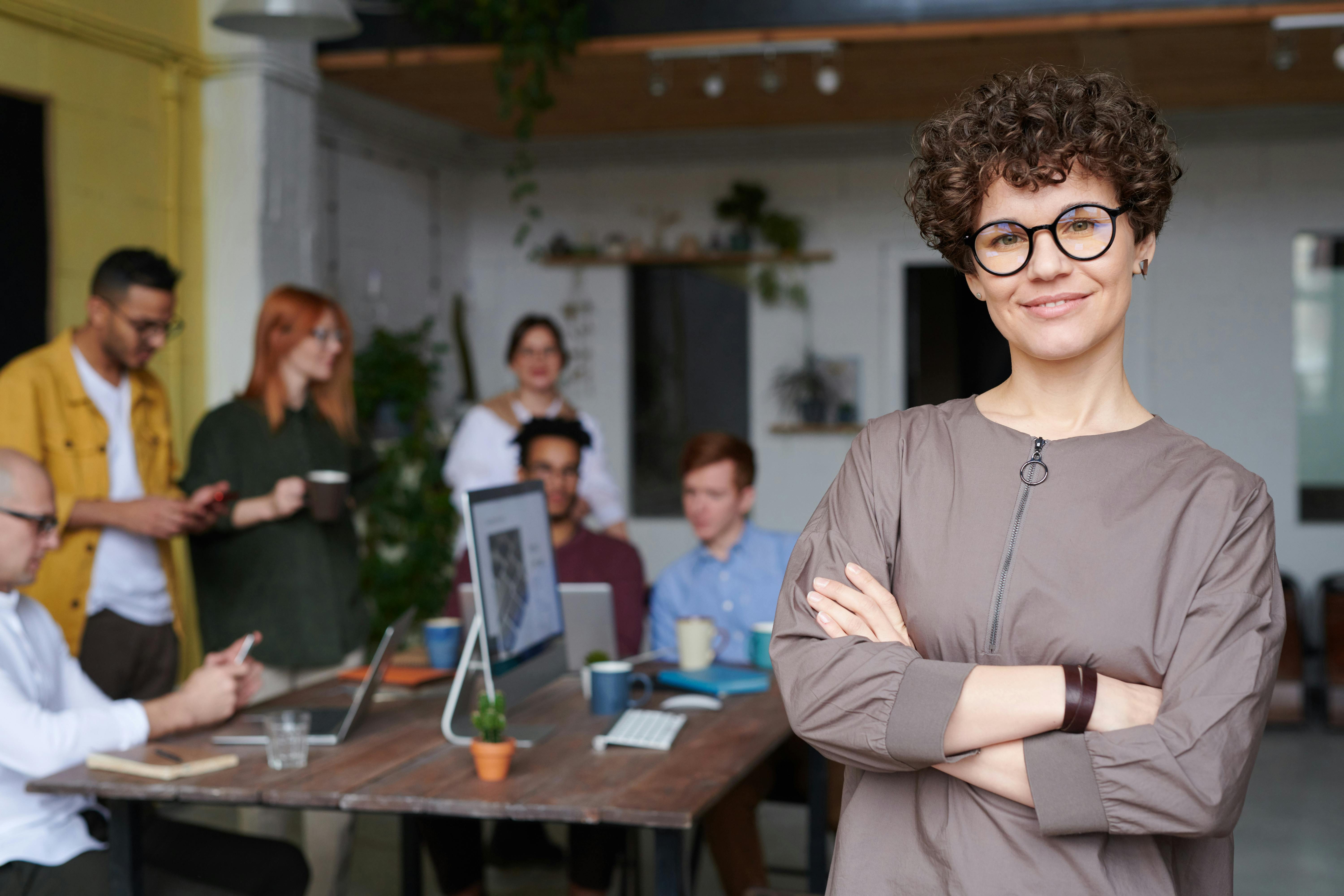 Un formateur certifié animant une formation à la posture entrepreneuriale.
