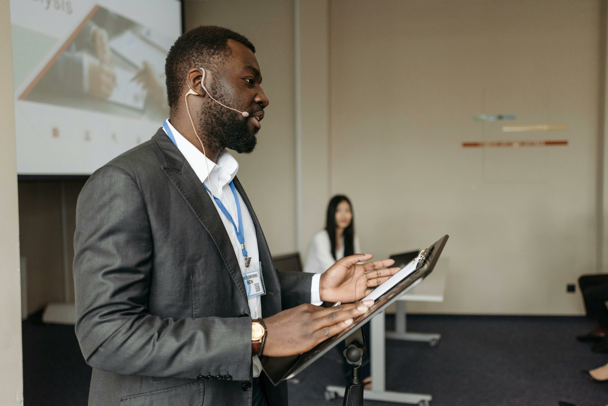 Un formateur certifié animant un module portant sur le Pitch et le storytelling.